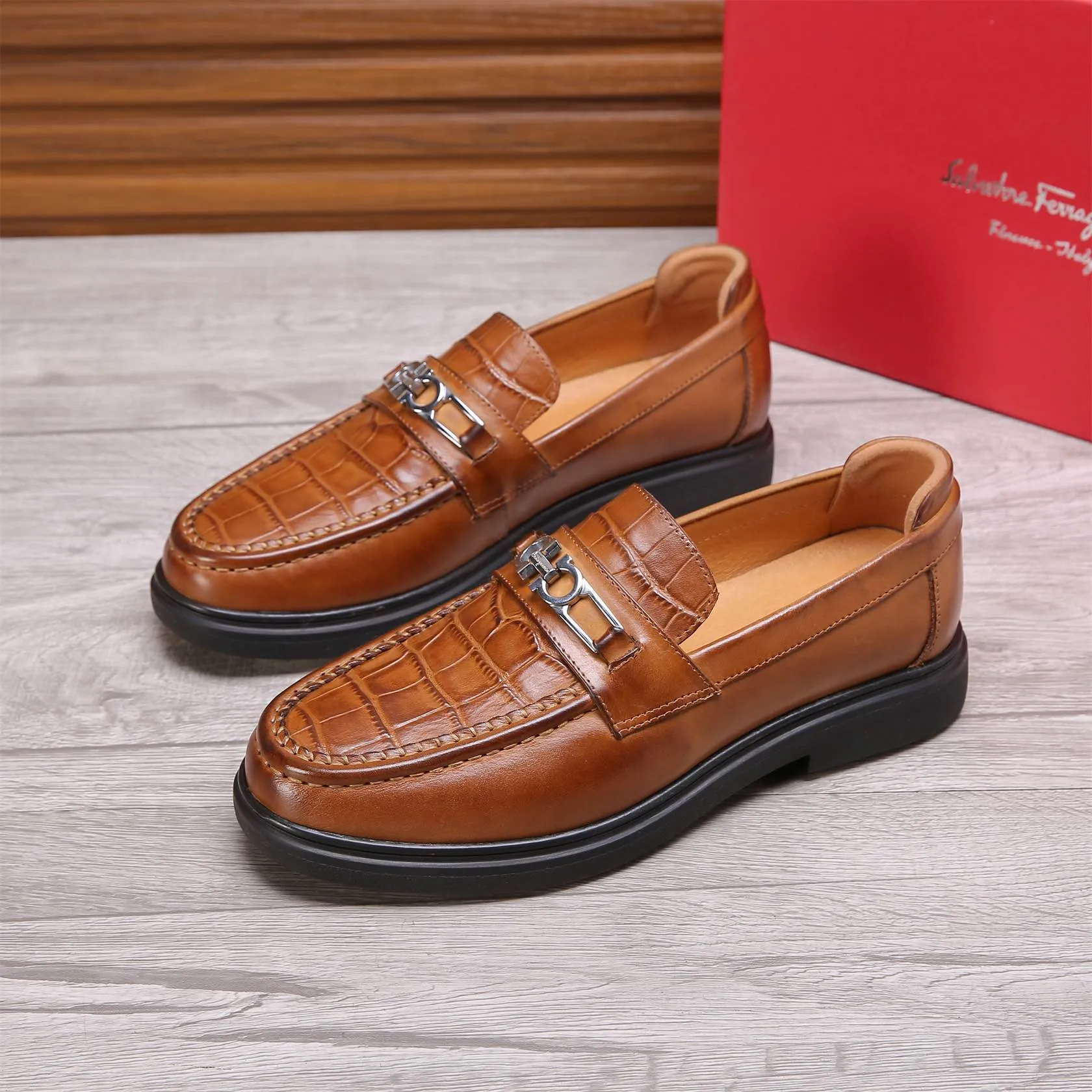 Men's shoes 💰460 🕷🕷🐂【Ferragamo】Ferragamo Popular fashionable casual shoes🇨🇳Official website counter 1:1 production, original mold opening💯Good quality visible, imported high-end first-layer waxed calfskin, water-dyed🐂leather lining🌿very clear texture, high-quality waterproof, non-slip and wear-resistant outsole🎋high quality and low price, truly handmade🍓Black optional! Code number 38-44 (45-46 customized)......
